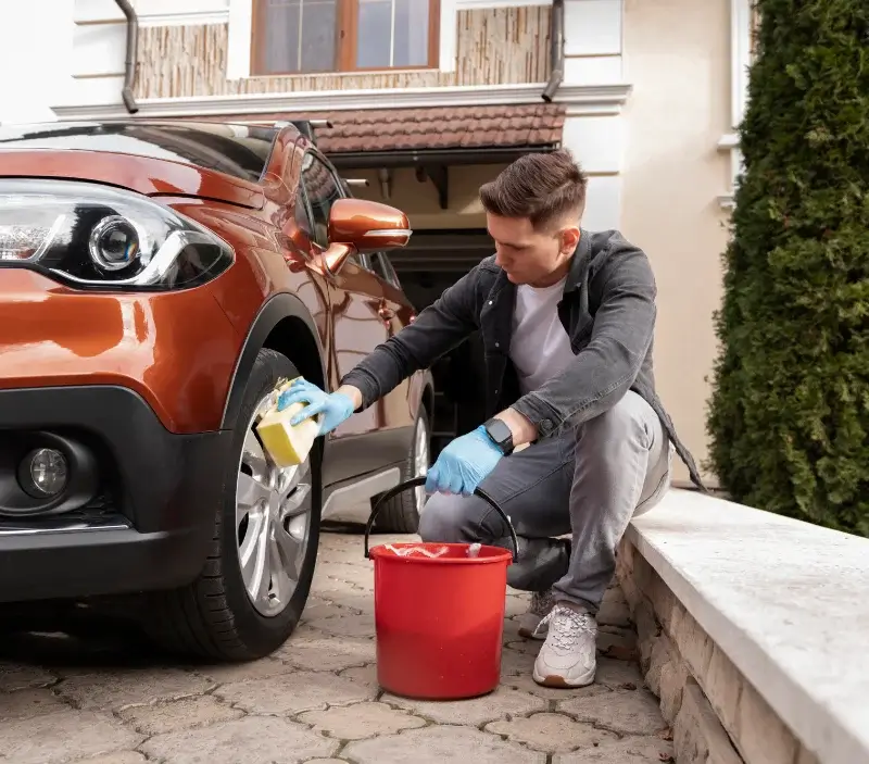 Lavage auto à domicile Le Houlme : professionnel intervenant sur un véhicule